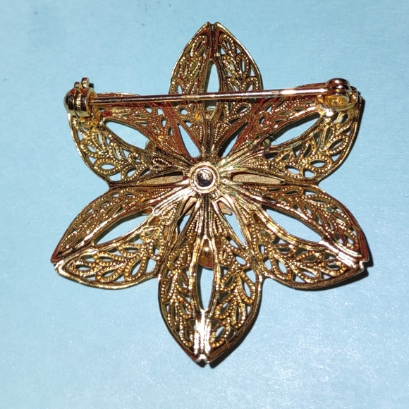 IOF Theme 6-point Floral Filigree Goldtone Brooch - Picture 7 of 10